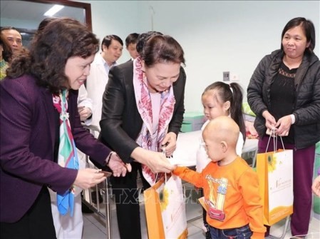 Altos dirigentes vietnamitas entregan regalos de Tet a personas necesitadas  - ảnh 1
