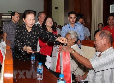 Dirigentes vietnamitas continúan entregando regalos de Tet a los más necesitados  - ảnh 1
