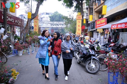 Ambiente del Tet vietnamita en ojos de jóvenes foráneos - ảnh 9