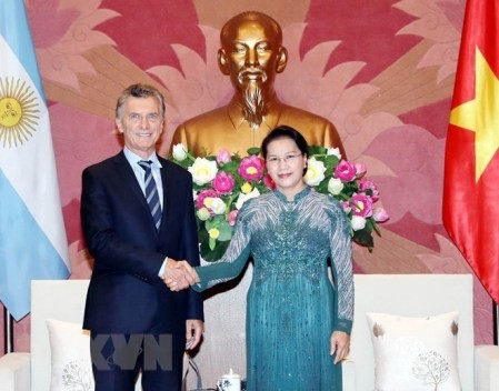 Los jefes del Gobierno y del Legislativo de Vietnam reciben al presidente argentino - ảnh 1
