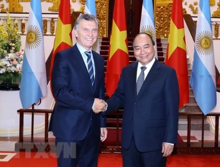 Los jefes del Gobierno y del Legislativo de Vietnam reciben al presidente argentino - ảnh 2