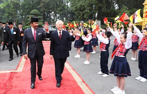 Sultán de Brunei comienza visita oficial a Vietnam - ảnh 1