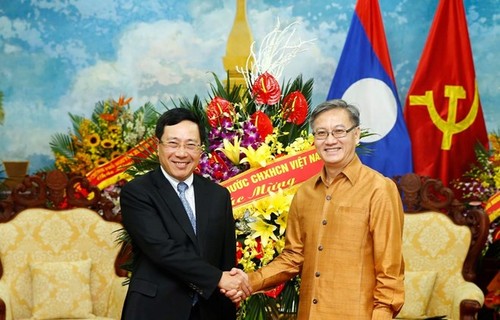 Vicepremier vietnamita felicita a Laos por festival Bunpimay - ảnh 1