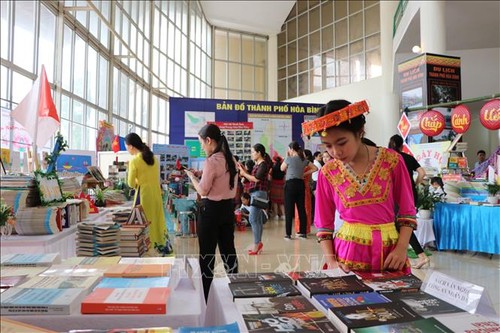 Celebran el Día del Libro de Vietnam - ảnh 1