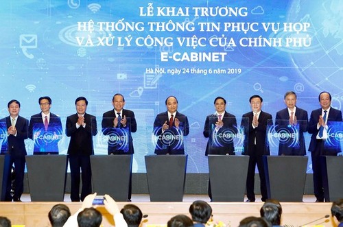 Premier de Vietnam preside el primer encuentro gubernamental a través del sistema e-Cabinet - ảnh 1