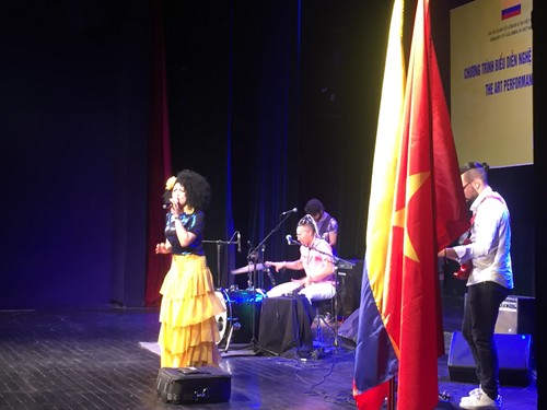 Artista colombiana y su espectáculo emocionante en Hanói - ảnh 2