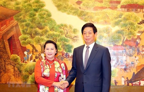 Presidenta del Parlamento de Vietnam mantiene conversaciones con líder del Congreso Nacional del Pueblo de China - ảnh 1