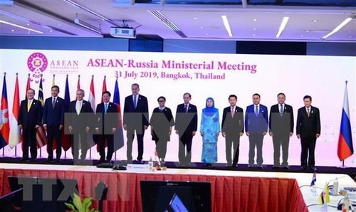 Vietnam activo en reuniones bilaterales en el marco de AMM-52 - ảnh 1