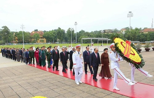Altos dirigentes de Vietnam rinden homenaje al presidente Ho Chi Minh - ảnh 1