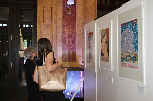 Inauguran en Eslovaquia exhibición de pinturas de propaganda vietnamita - ảnh 1