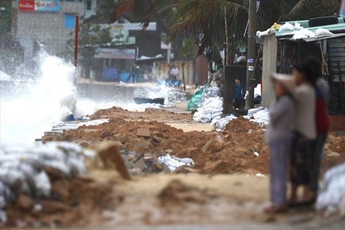 Tifón Nakri causa lluvias torrenciales en provincias costeras de Vietnam - ảnh 1