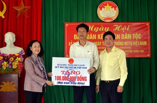Altas dirigentes de Vietnam participan en festivales de unidad nacional - ảnh 1