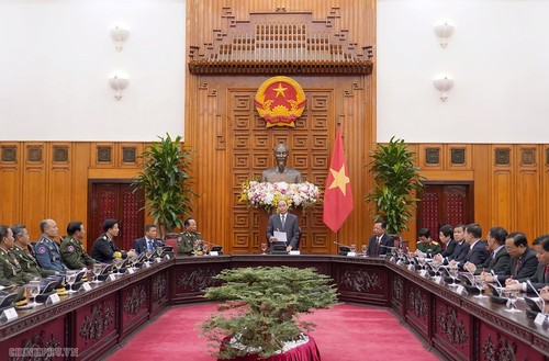 Premier de Vietnam recibe a ministros de defensa de Camboya y Laos  - ảnh 1