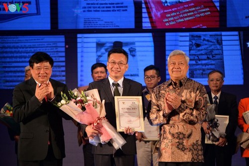 Entrega de premios del concurso sobre relaciones Vietnam-Indonesia - ảnh 10