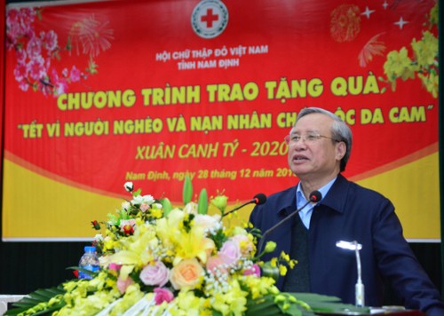 Entregan regalos de Tet a los necesitados en provincia de Nam Dinh - ảnh 1