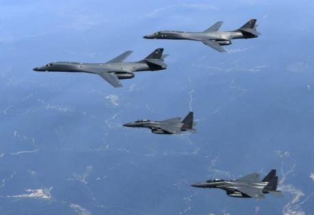 Estados Unidos suspende vuelos de vigilancia sobre la península de Corea - ảnh 1