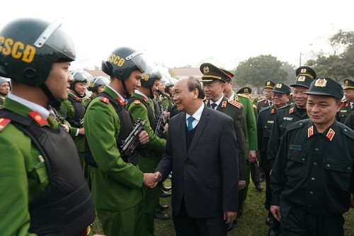 Premier vietnamita visita unidad de Respuesta Rápida de las Fuerzas de Seguridad Pública  - ảnh 1