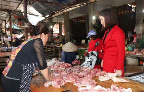 Primer ministro vietnamita pide bajar el precio de la carne de cerdo - ảnh 1