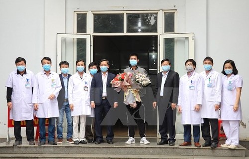 Dado de alta paciente número 18 con coronavirus en Vietnam  - ảnh 1