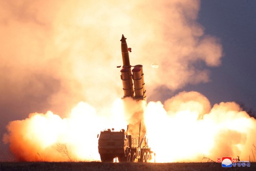Corea del Norte hizo pruebas con lanzadera múltiple de cohetes de gran tamaño - ảnh 1