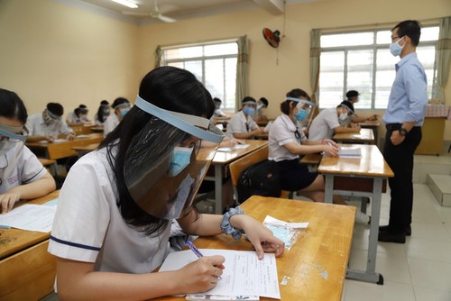 Alumnos vietnamitas regresan a escuelas - ảnh 1