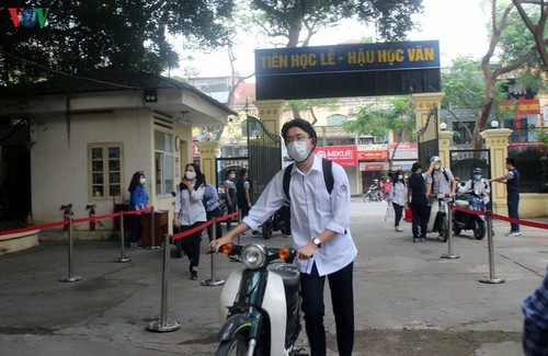 Alumnos de Hanói de regreso a las escuelas - ảnh 4