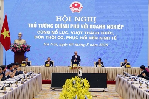 Premier vietnamita realiza conferencia en línea con la comunidad empresarial - ảnh 1