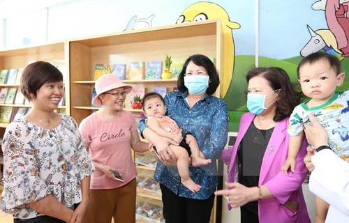 Vicepresidenta de Vietnam visita a niños con cáncer en Hospital K  - ảnh 1