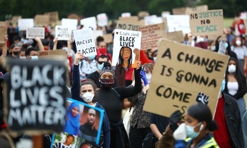 Miles de británicos protestan contra la violencia policial y el racismo - ảnh 1