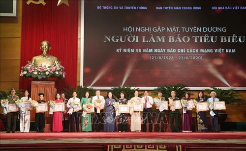 Honran a los periodistas vietnamitas más destacados - ảnh 1