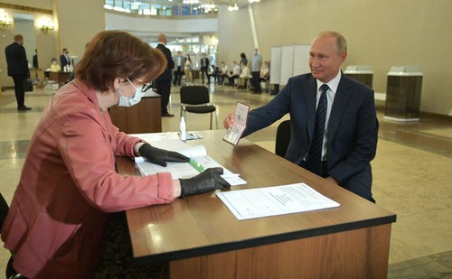 Los rusos votan por el futuro del país  - ảnh 1