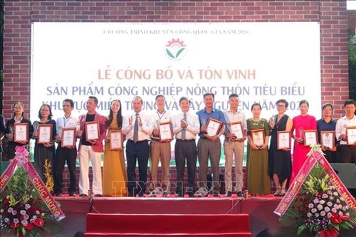 Inauguran exposición de productos industriales rurales del Centro y de las Tierras Altas Centrales de Vietnam - ảnh 1