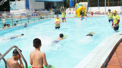 Clases de natación gratuitas para niños desfavorecidos en Ciudad Ho Chi Minh - ảnh 1