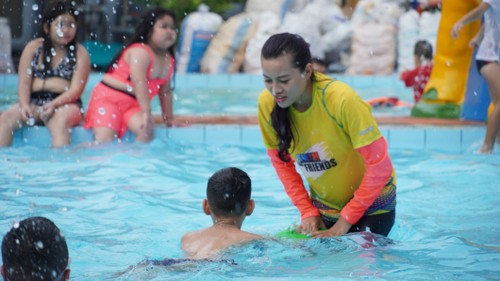 Clases de natación gratuitas para niños desfavorecidos en Ciudad Ho Chi Minh - ảnh 3