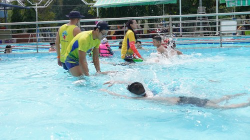 Clases de natación gratuitas para niños desfavorecidos en Ciudad Ho Chi Minh - ảnh 2
