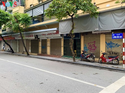 Numerosas tiendas en Hanói cerradas debido al regreso del covid-19 - ảnh 9