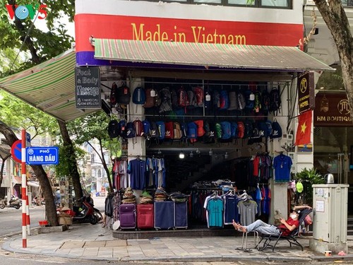 Numerosas tiendas en Hanói cerradas debido al regreso del covid-19 - ảnh 10
