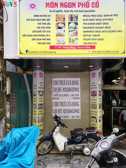 Numerosas tiendas en Hanói cerradas debido al regreso del covid-19 - ảnh 14