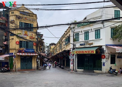 Numerosas tiendas en Hanói cerradas debido al regreso del covid-19 - ảnh 1