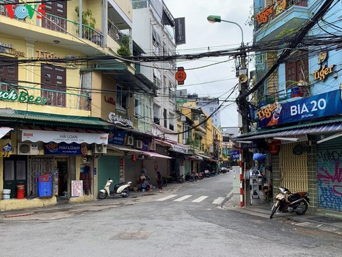 Numerosas tiendas en Hanói cerradas debido al regreso del covid-19 - ảnh 5