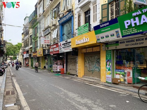 Numerosas tiendas en Hanói cerradas debido al regreso del covid-19 - ảnh 6