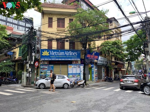 Numerosas tiendas en Hanói cerradas debido al regreso del covid-19 - ảnh 7