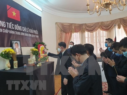 Embajadas de Vietnam en el extranjero rinden tributo póstumo al exdirigente Le Kha Phieu - ảnh 1