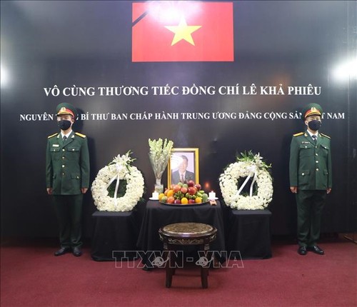 Misiones diplomáticas de Vietnam homenajean al ex líder político Le Kha Phieu  - ảnh 1