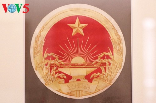 Exhibición sobre la historia del emblema nacional de Vietnam   - ảnh 6