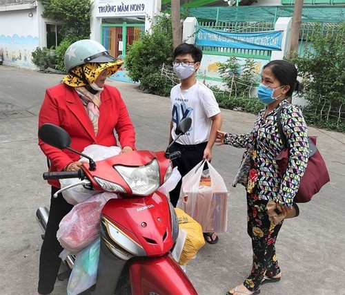 Entregan más de siete mil paquetes de asistencia a familias afectadas por covid-19 en Vietnam - ảnh 1