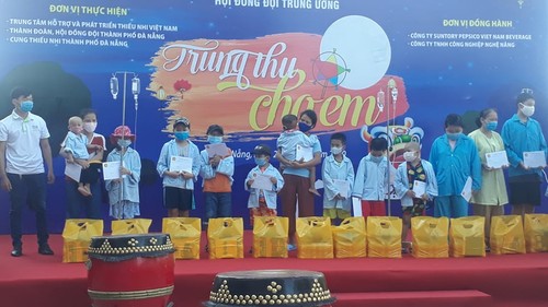 Celebran la fiesta de Medio Otoño en varias localidades vietnamitas - ảnh 1