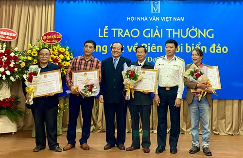 Entrega de premios a las composiciones literarias sobre las fronteras e islas de Vietnam - ảnh 1