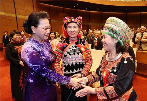 Presidenta del Parlamento vietnamita recibe a los mejores representantes del modelo nacional de aprendizaje - ảnh 1