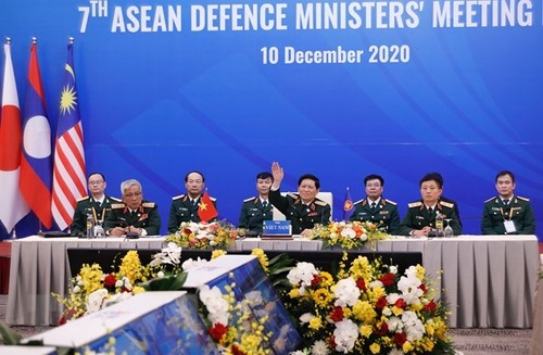 Singapur alaba el éxito de Vietnam en organización de reuniones ministeriales de Defensa de la Asean - ảnh 1